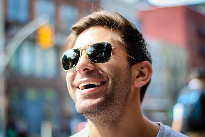 How to identify polarized sunglasses