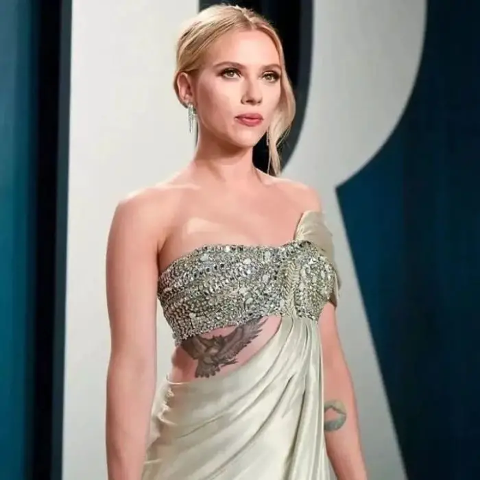 Scarlett Johansson has green eyes