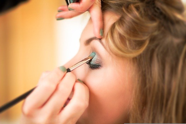 eye makeup with green dress