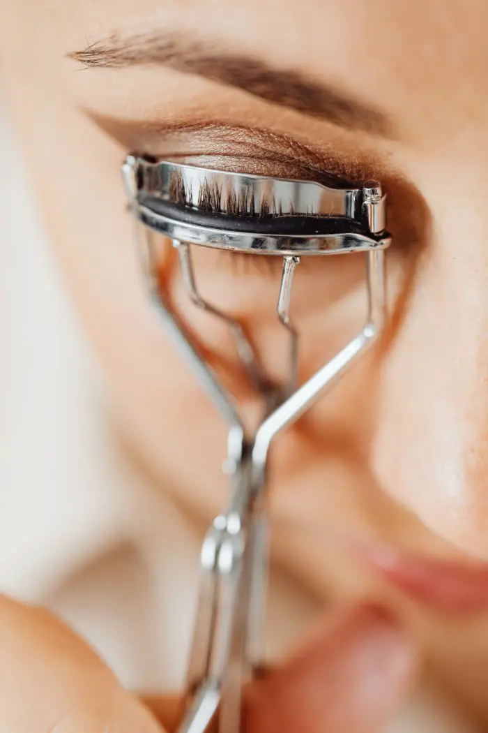 ways to Curl Lashes Without Curler 