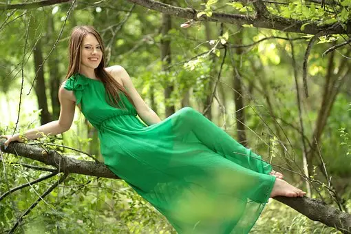 Tips on How to Flaunt Your Green Dress Look