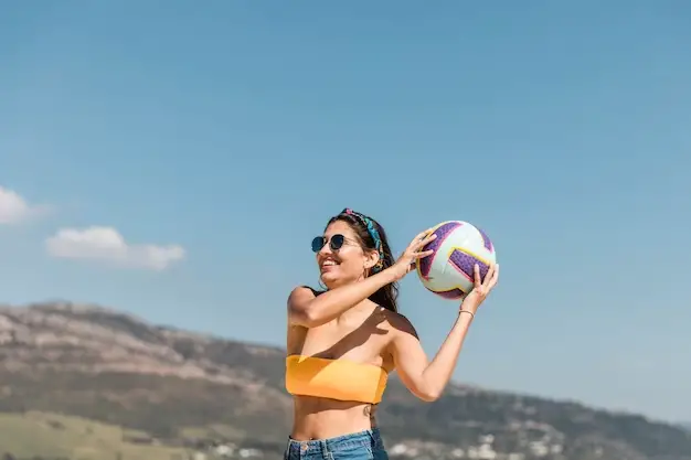 play volleyball with glasses
