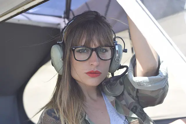 Can pilots wear glasses