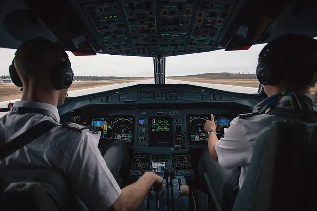 Can pilots wear polarized sunglasses?