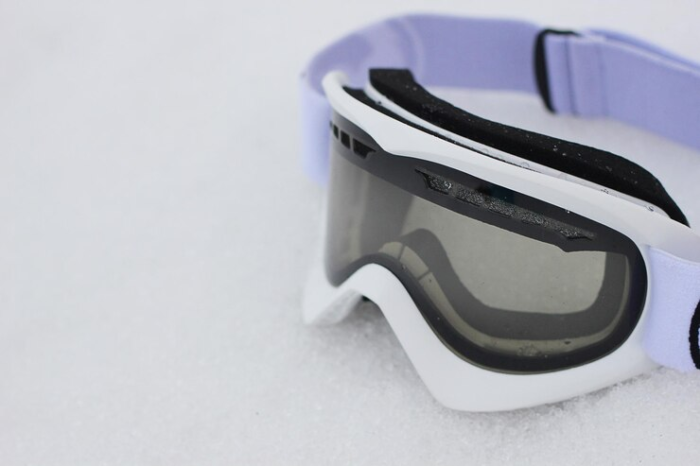 why are ski goggles colored?