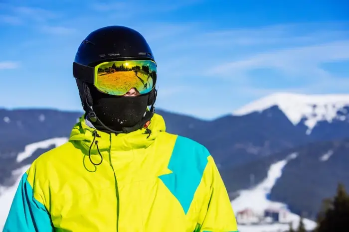 how to wear ski goggles with helmet?
